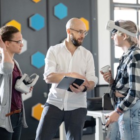 Gruppe mit VR Brille