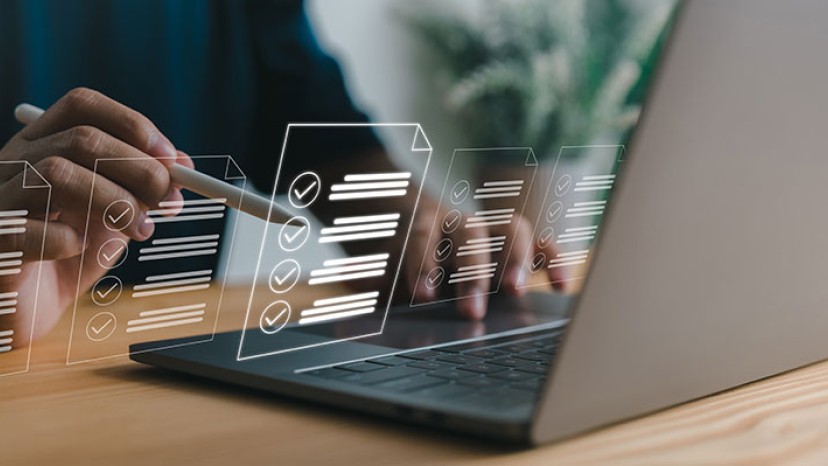 Laptop mit Online-Umfrage