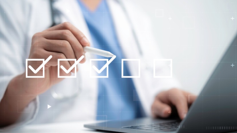 Person mit Stift in der Hand interagiert vor einem Laptop mit einer virtuellen Checkliste