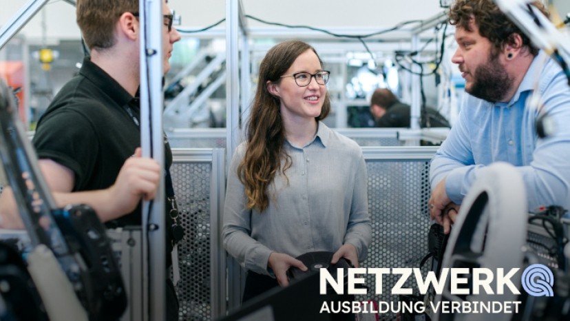Gruppe junger Ingenieure in Fabrik