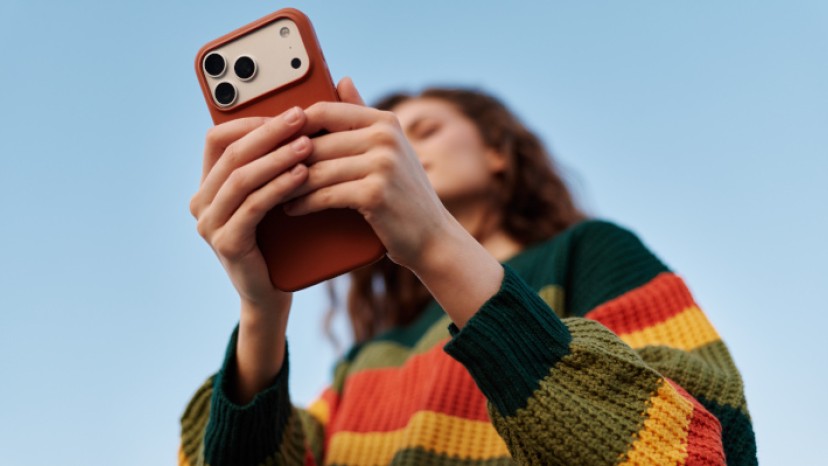 Nahaufnahme von Smartphone in Händen einer jungen Frau