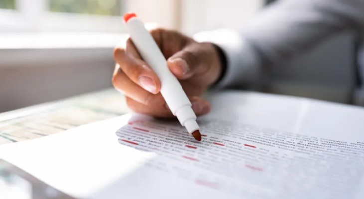 © Popov - Adobe Stock Hand hält Textmarker