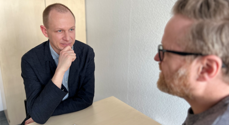 Moritz Ansmann (li.), Leiter der Vernetzungsstelle im NIB-Programm, im Gespräch mit Robert Schäfer (Leando Content & Community-Management).