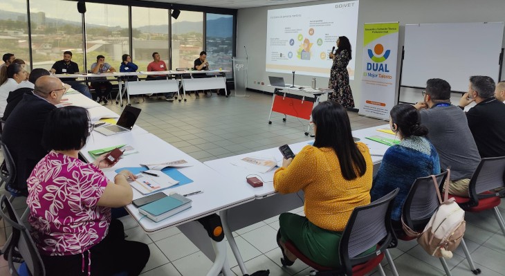 Isabelle Schlender, wiss. Mitarbeiterin im BIBB, moderierte einen Workshop in den Räumen der nationalen Berufsbildungskommission Costa Ricas (Comisión Asesora y Promotora de la EFTP Dual (CAP)