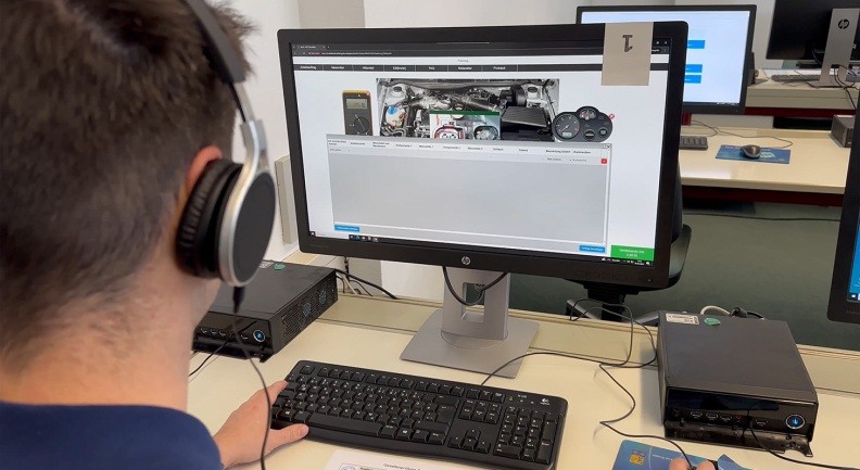 © Leando | BIBB Person blickt auf einen Monitor an einem PC-Arbeitsplatz