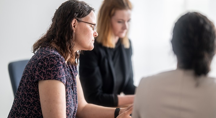 Drei Personen arbeiten miteinander