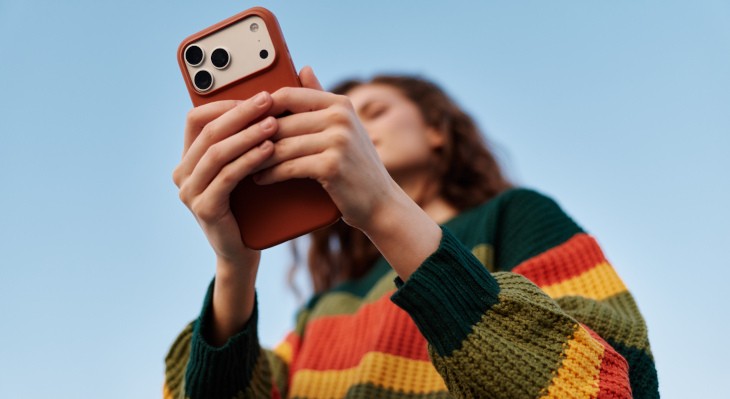 © SHOTPRIME STUDIO - Adobe Stock Nahaufnahme von Smartphone in Händen einer jungen Frau